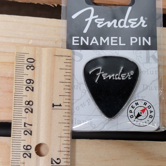 FENDER Guitar Pick Enamel Pin NEW / SEALED - Picture 3 of 3